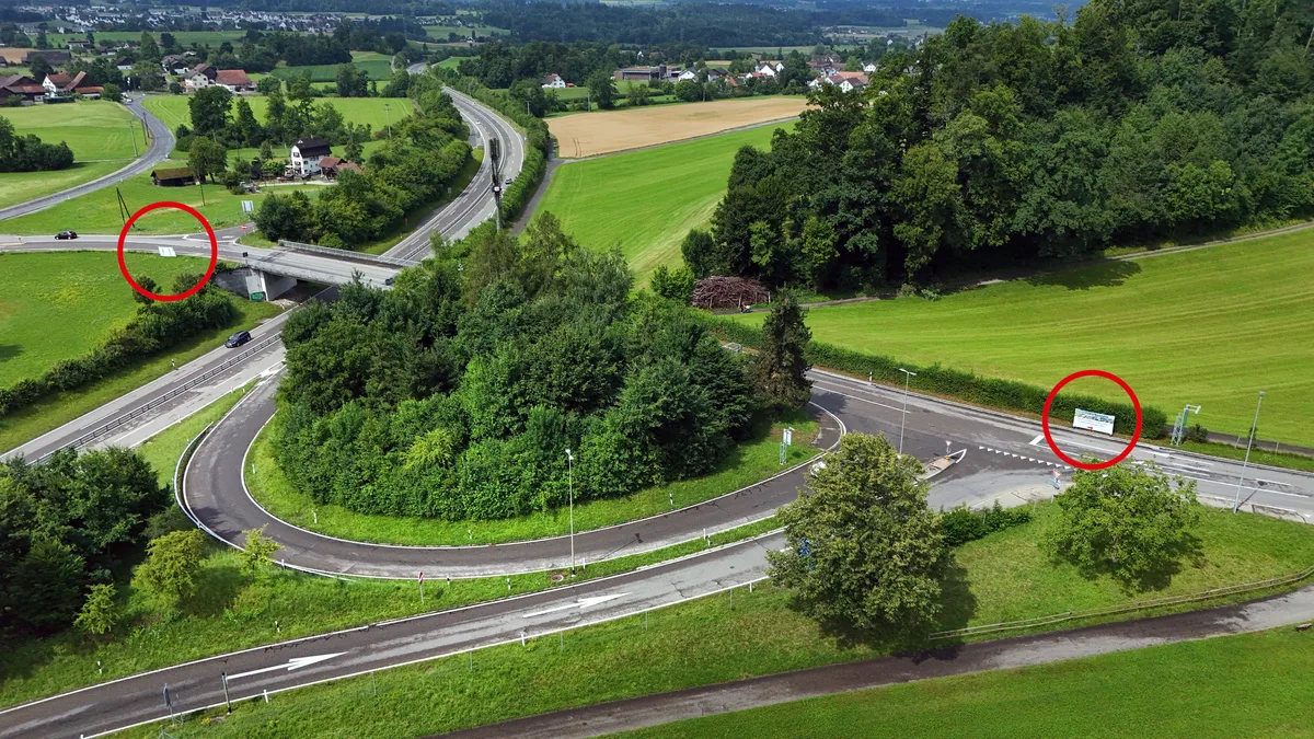 Luftaufnahme der Autobahnausfahrt bei Ottikon.